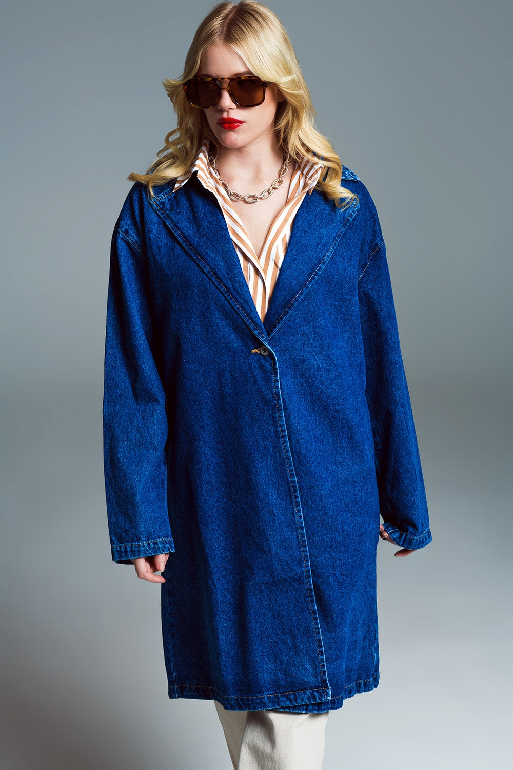 Abrigo en tejido denim extra grande con cuello ancho en lavado medio Q2