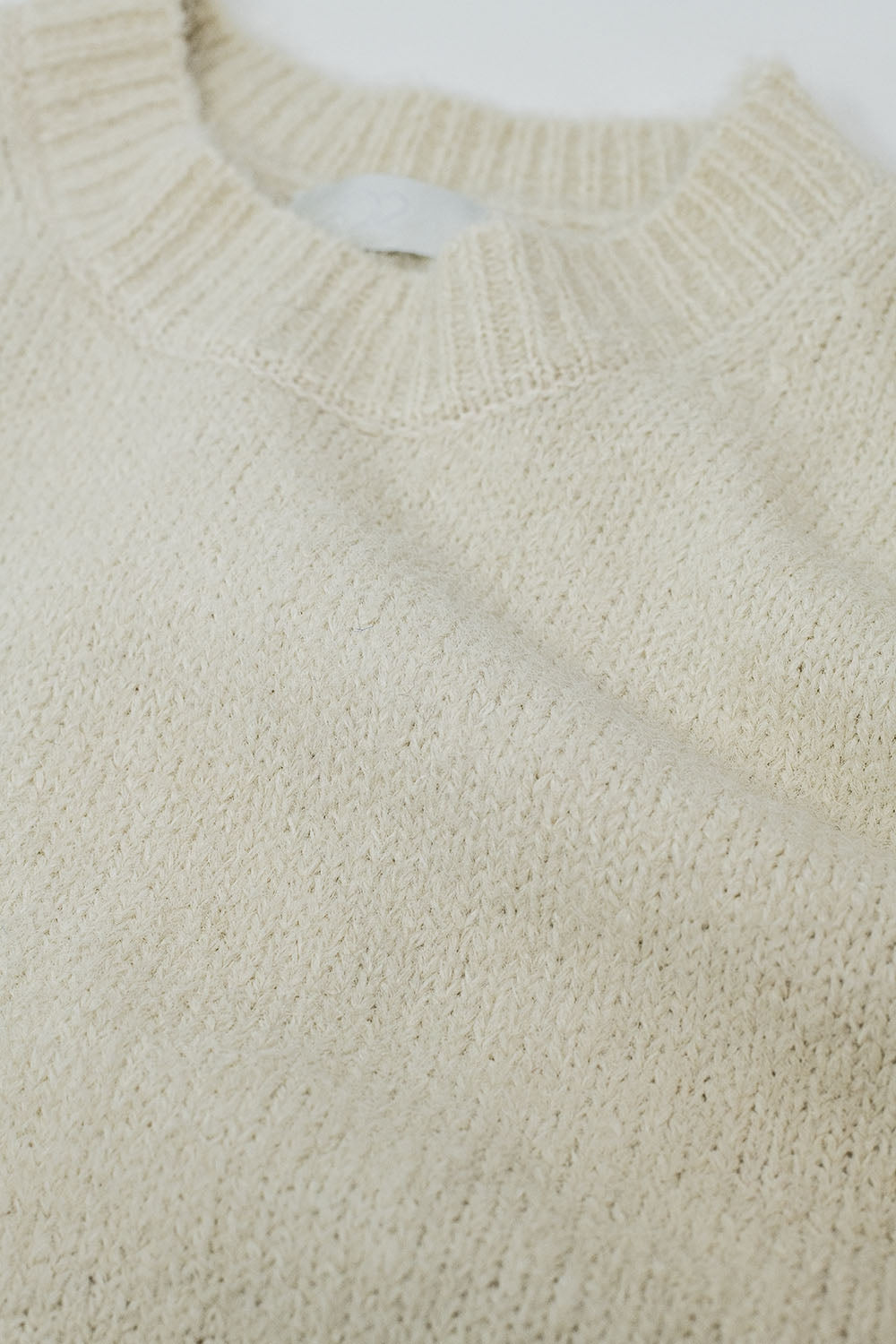 Acogedor jersey básico de punto con cuello redondo en color crema Q2