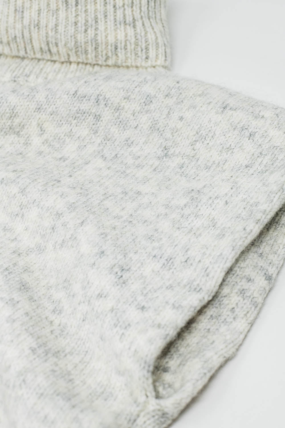 Acogedor jersey sin mangas de cuello alto en gris Q2