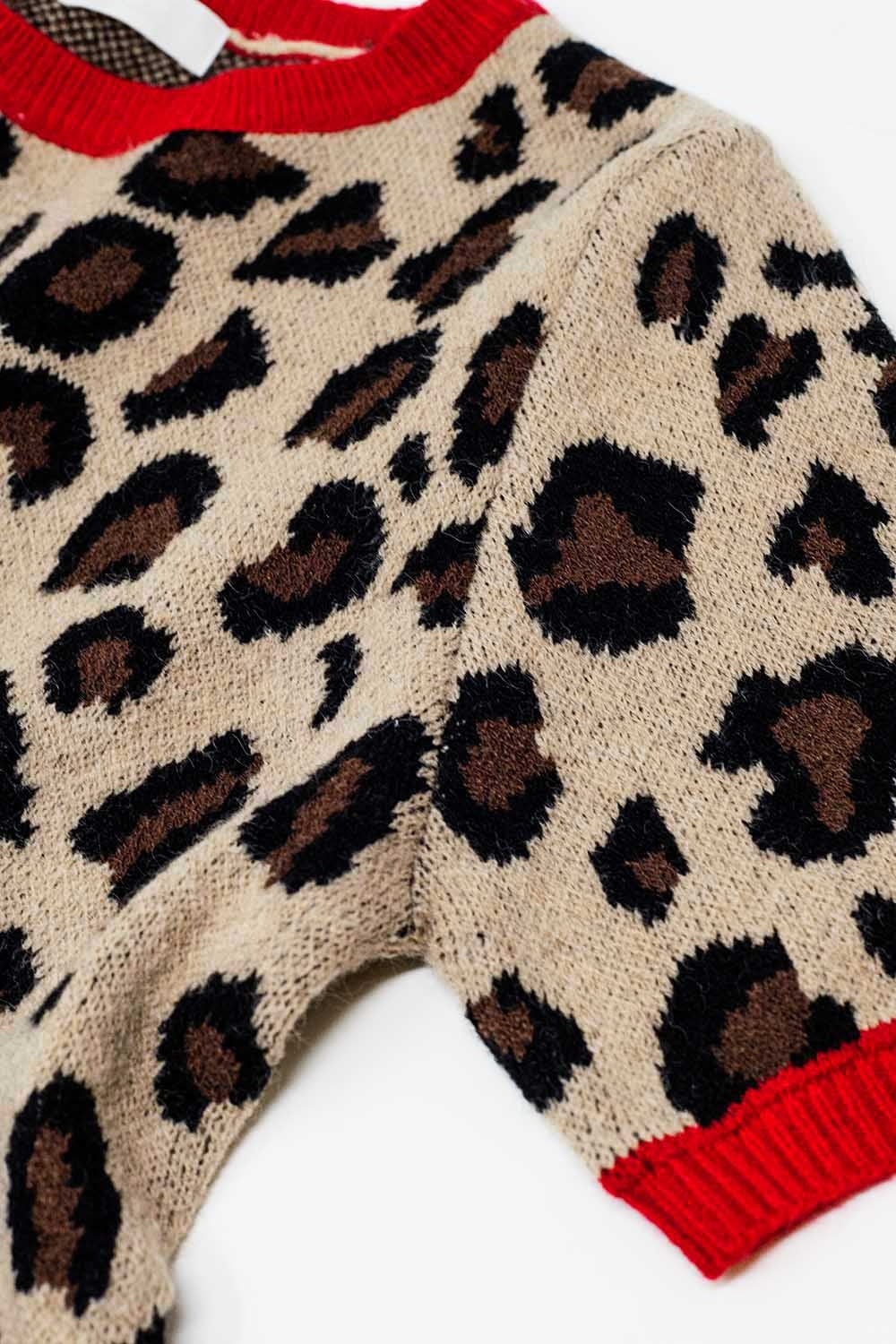 acogedora camisa tipo suéter con estampado de pantera y bordes rojos Q2