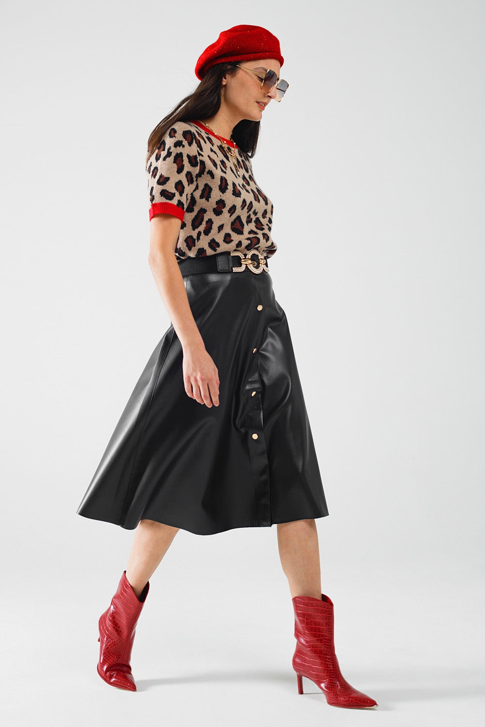 acogedora camisa tipo suéter con estampado de pantera y bordes rojos Q2