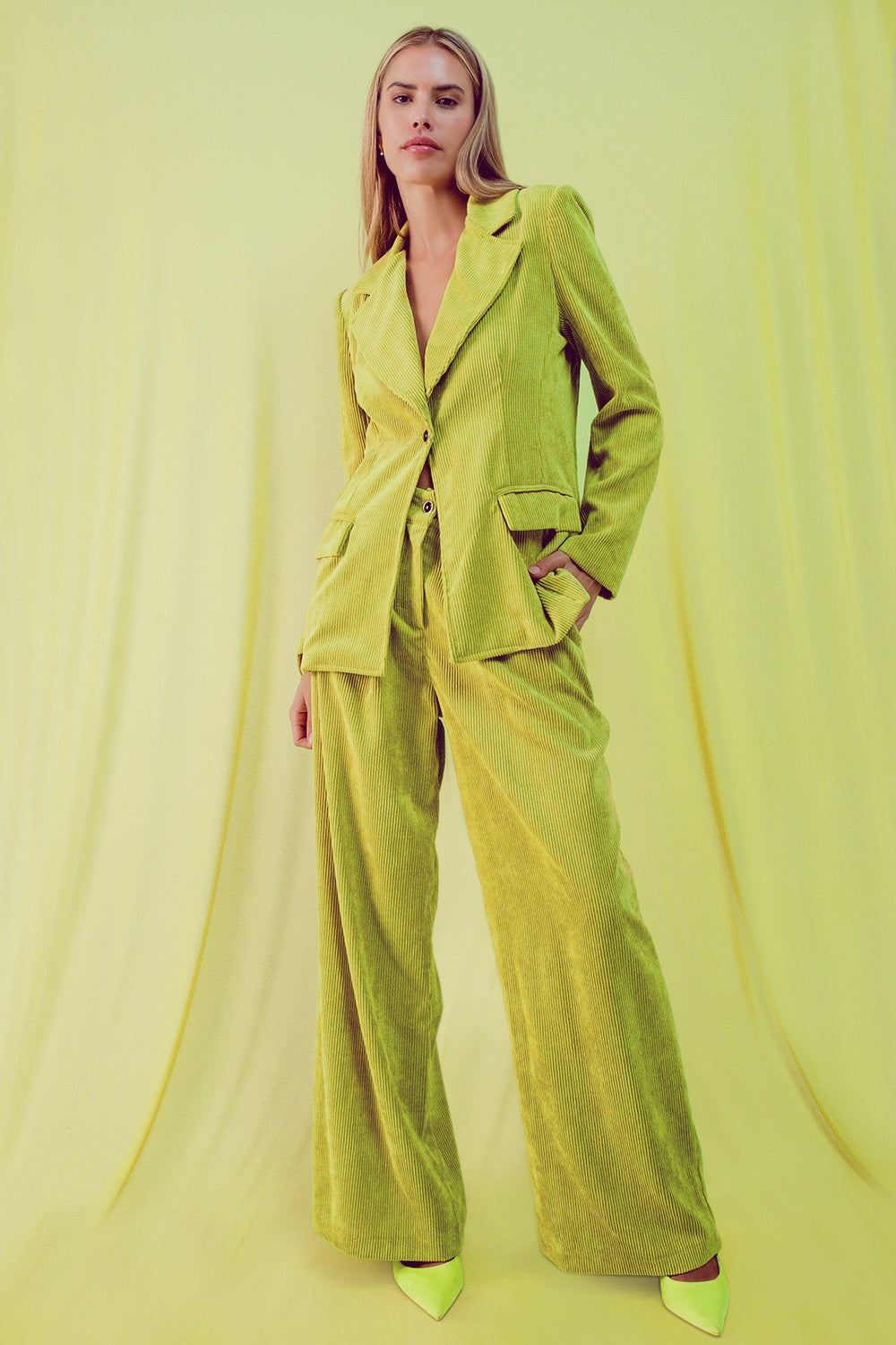 Americana con botones de estilo vintage de pana en lima Q2