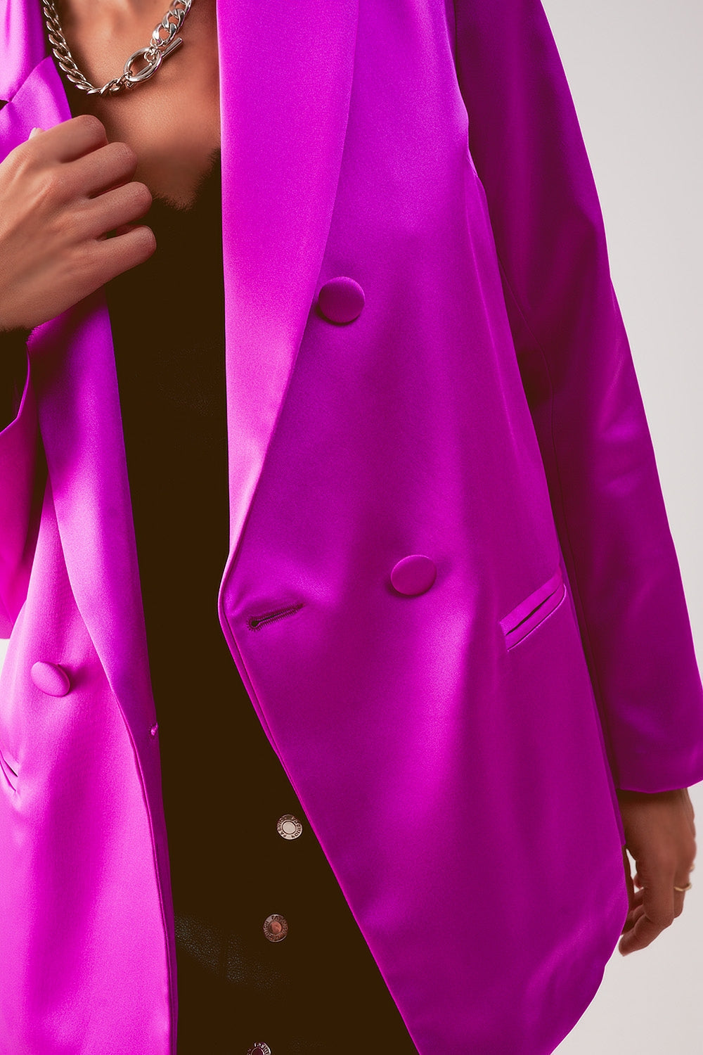 Americana de traje fucsia con doble botonadura de satén Q2