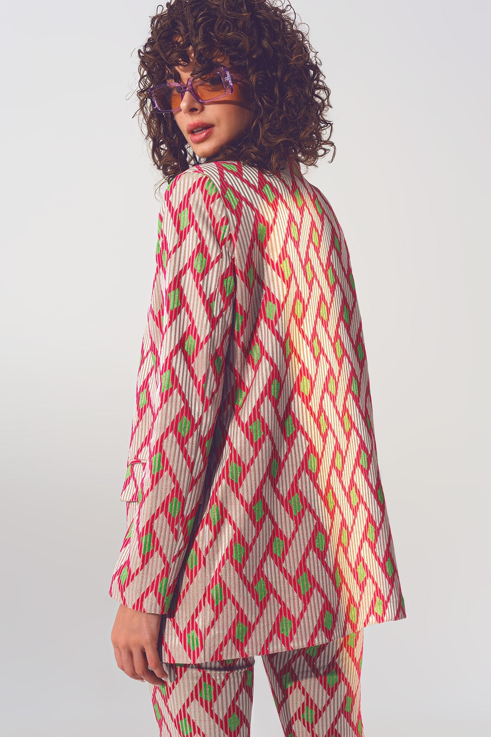 Americana rosa con estampado geométrico Q2