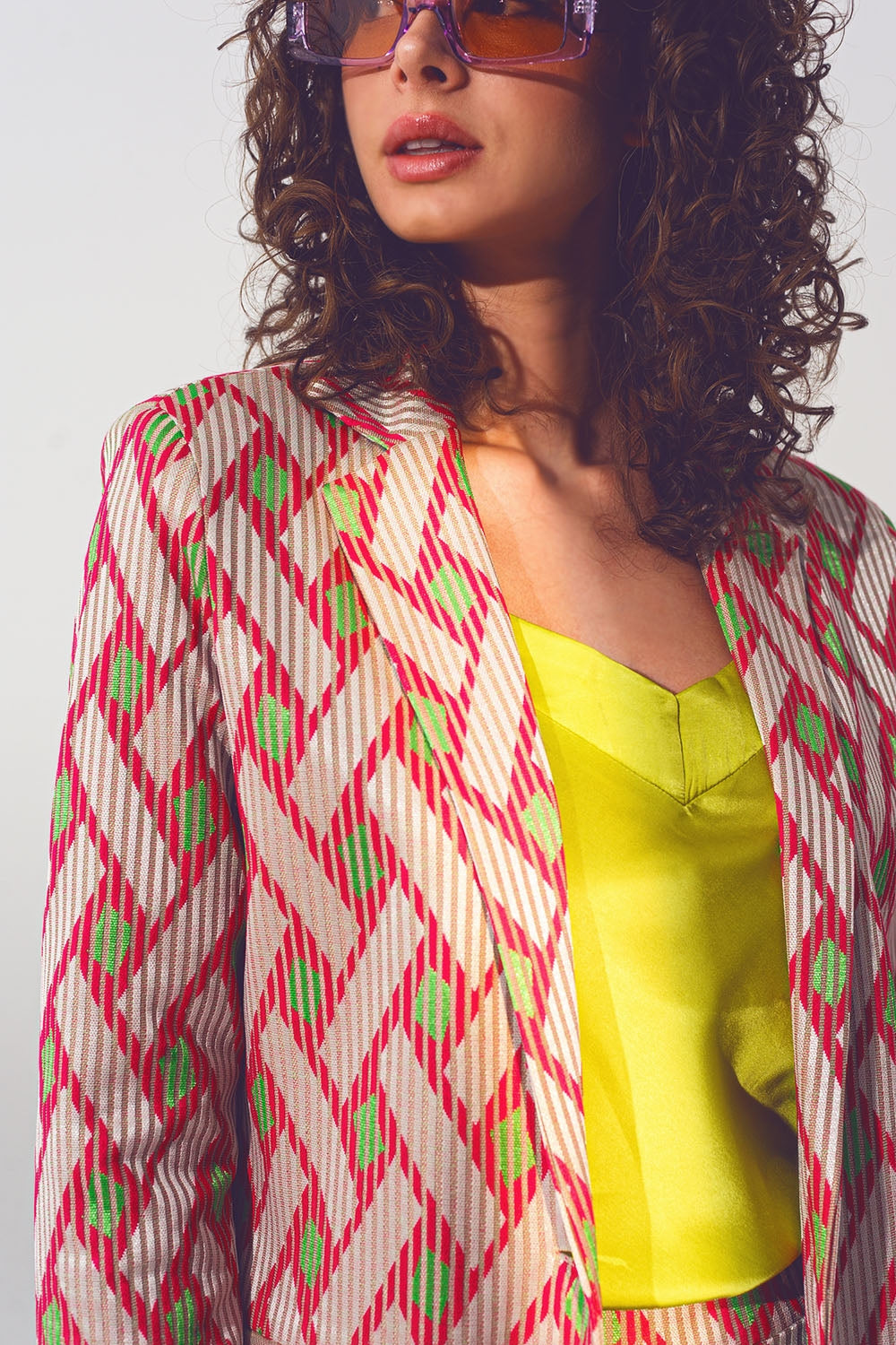 Americana rosa con estampado geométrico Q2