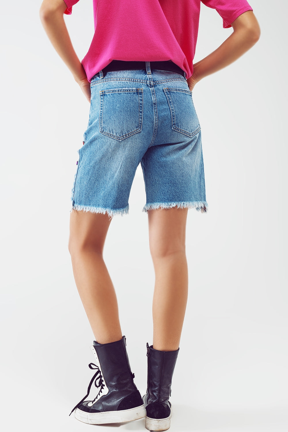Bermudas cortas desgastadas y adornadas en lavado claro Q2