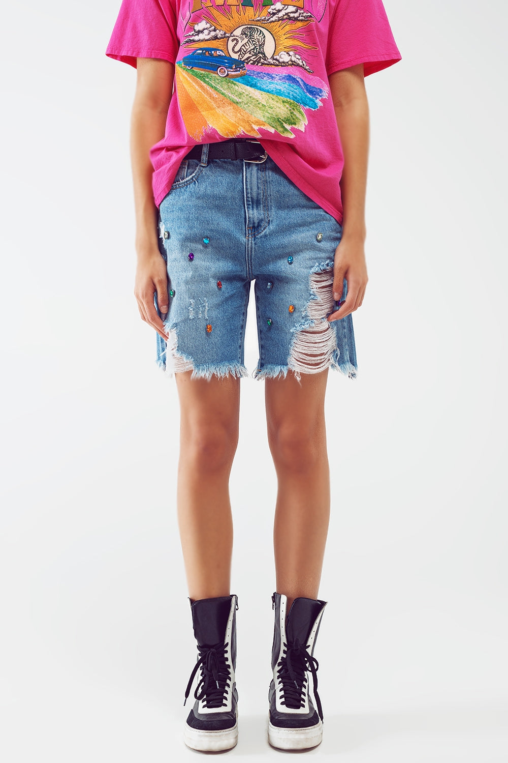 Bermudas cortas desgastadas y adornadas en lavado claro Q2