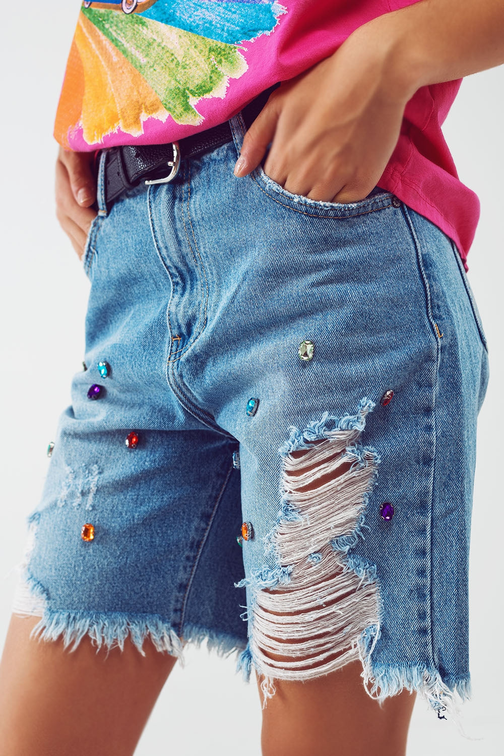 Bermudas cortas desgastadas y adornadas en lavado claro Q2