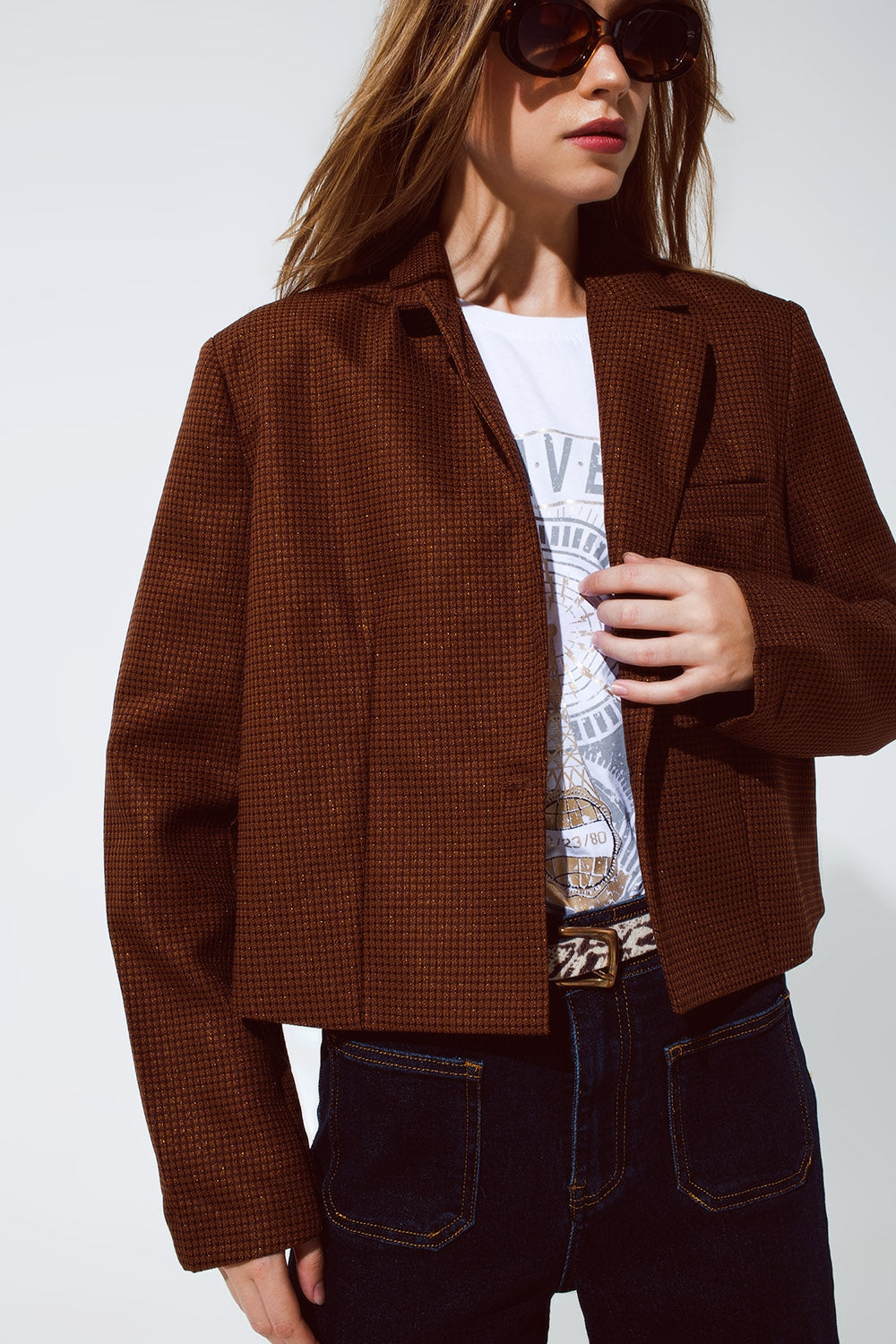 Blazer corta extragrande diseño de Vichy y detalles metálicos en marrón Q2