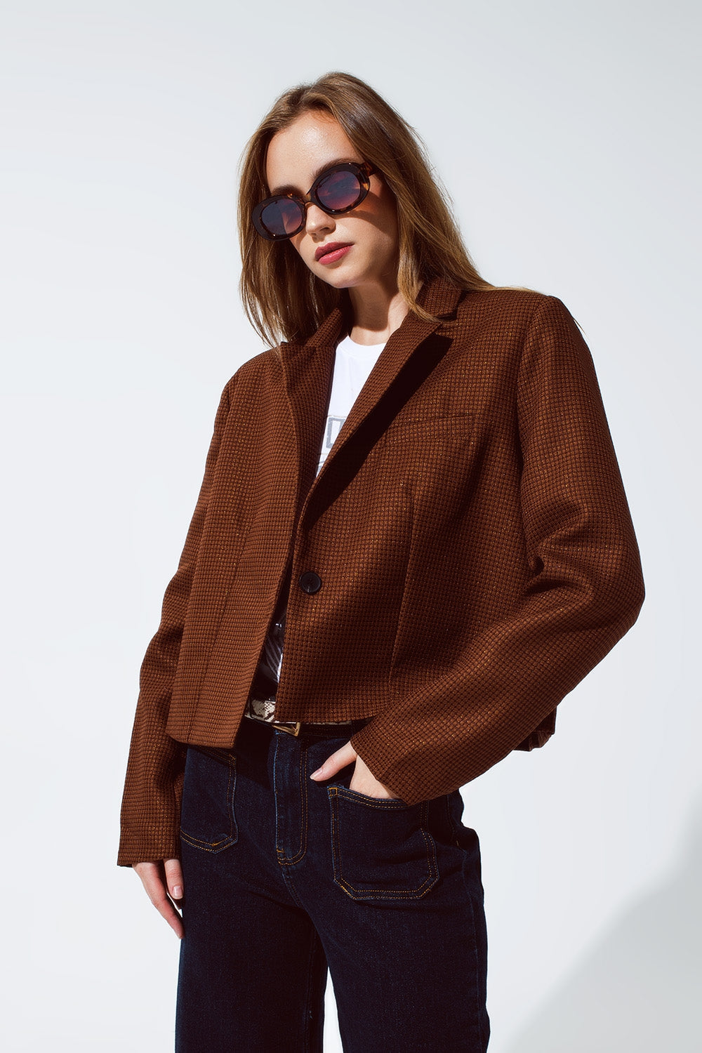 Blazer corta extragrande diseño de Vichy y detalles metálicos en marrón Q2