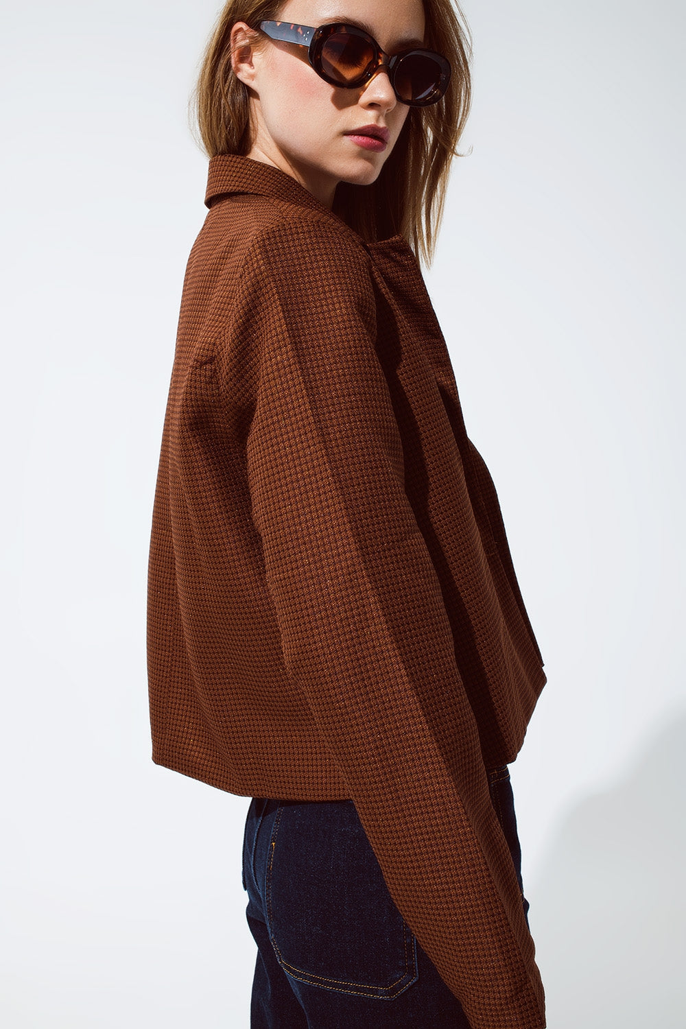 Blazer corta extragrande diseño de Vichy y detalles metálicos en marrón Q2