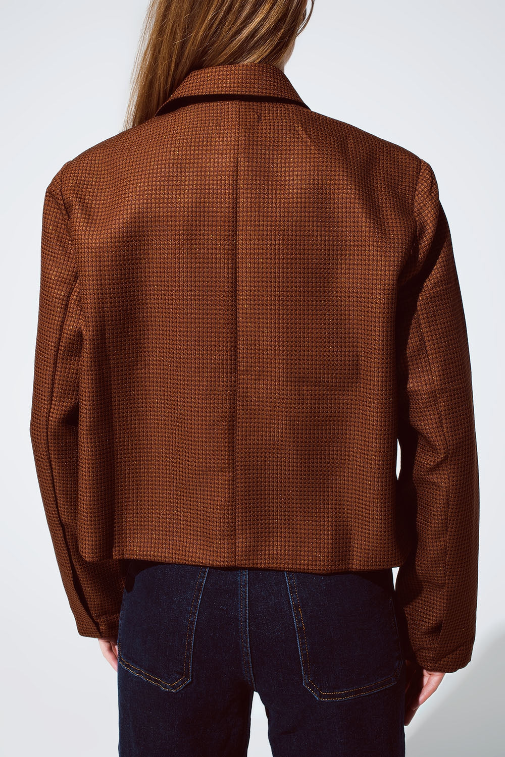 Blazer corta extragrande diseño de Vichy y detalles metálicos en marrón Q2