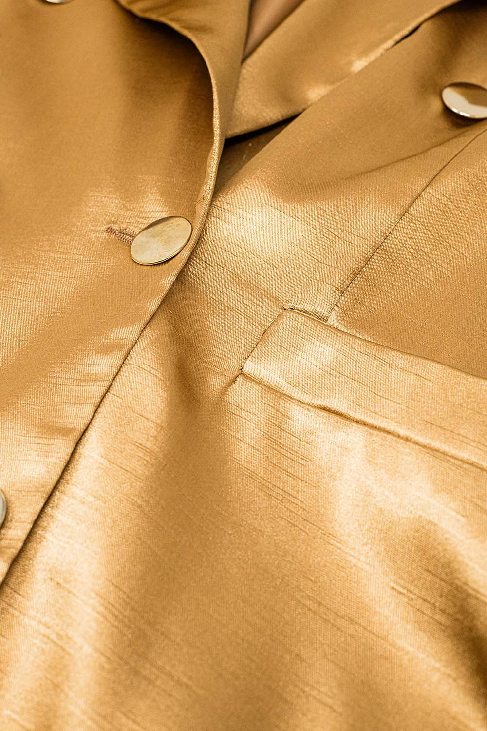 Blazer de satén dorado con doble botonadura Q2