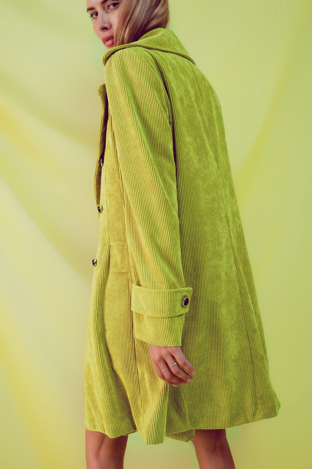 Blazer larga con botones vintage en pana lima Q2