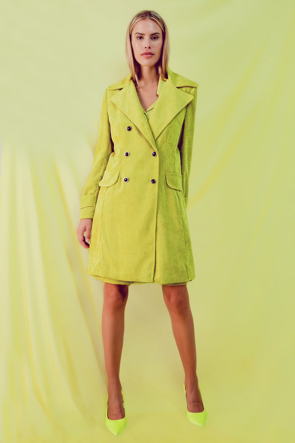 Blazer larga con botones vintage en pana lima Q2