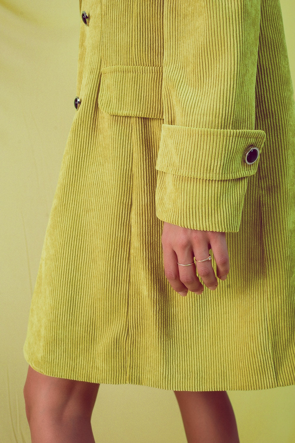 Blazer larga con botones vintage en pana lima Q2