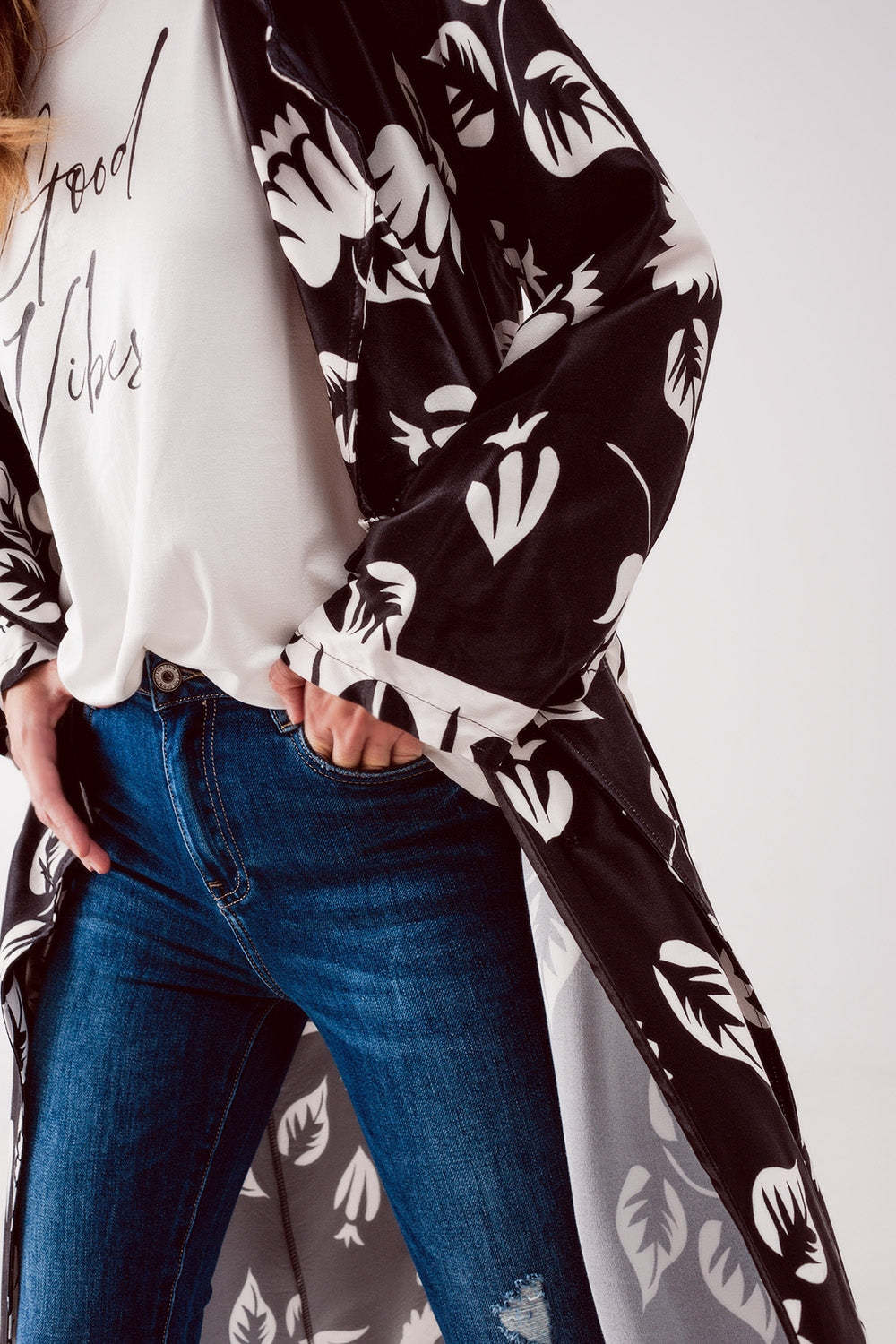 Blazer larga negra con estampado Q2