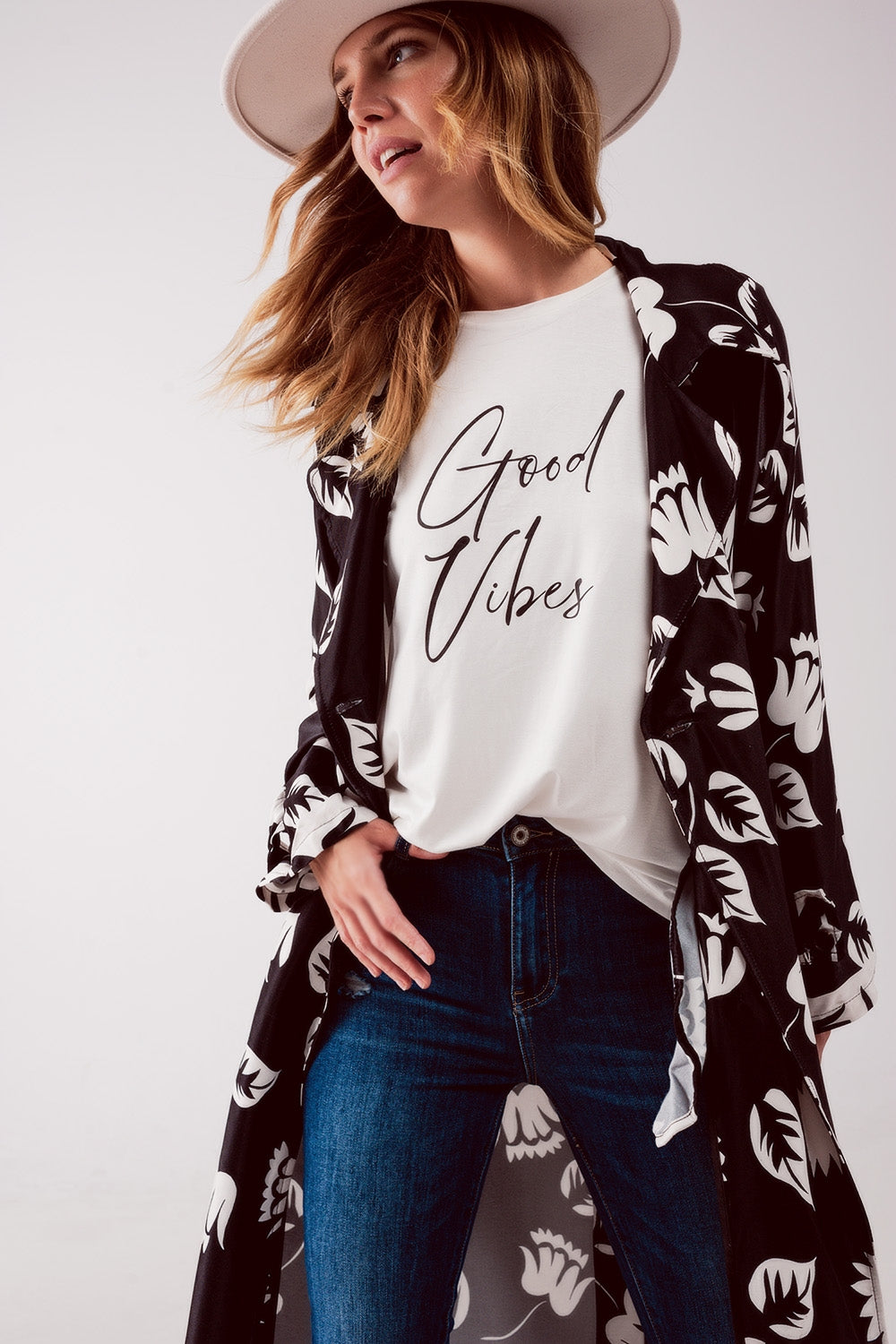 Blazer larga negra con estampado Q2