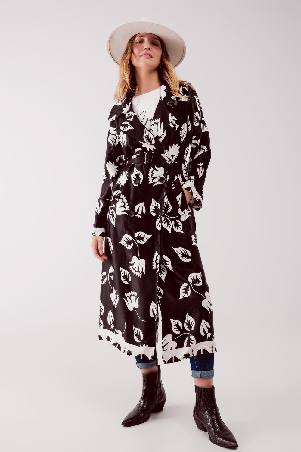 Blazer larga negra con estampado Q2