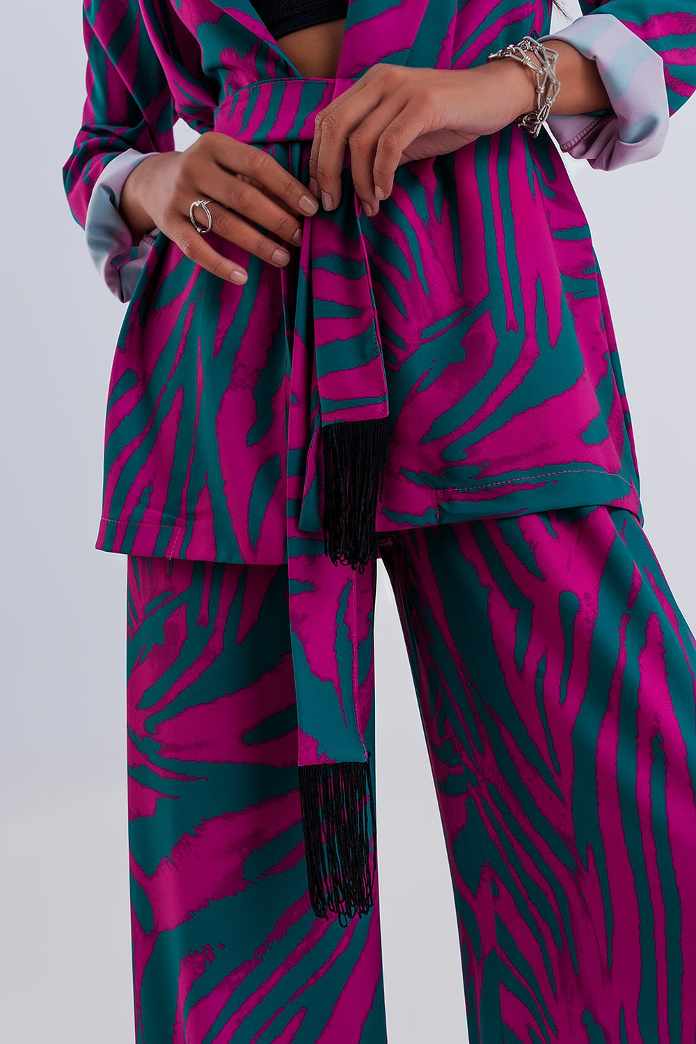 Blazer verde con cinturón con estampado animal Q2