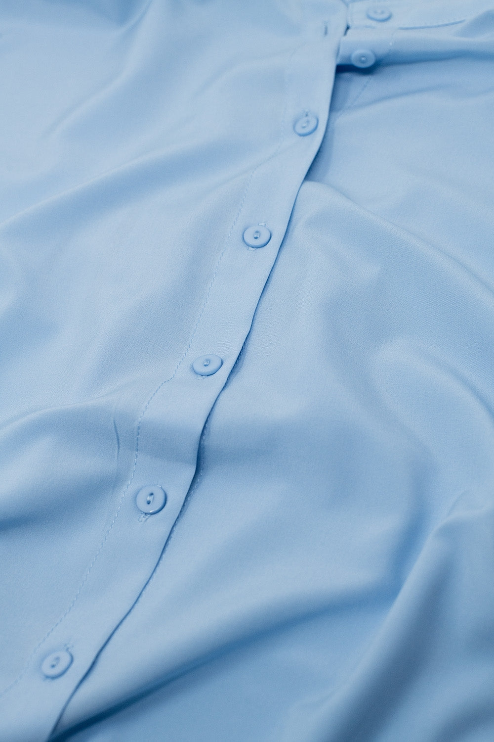 Blusa abotonada azul sin mangas con cuello mao Q2