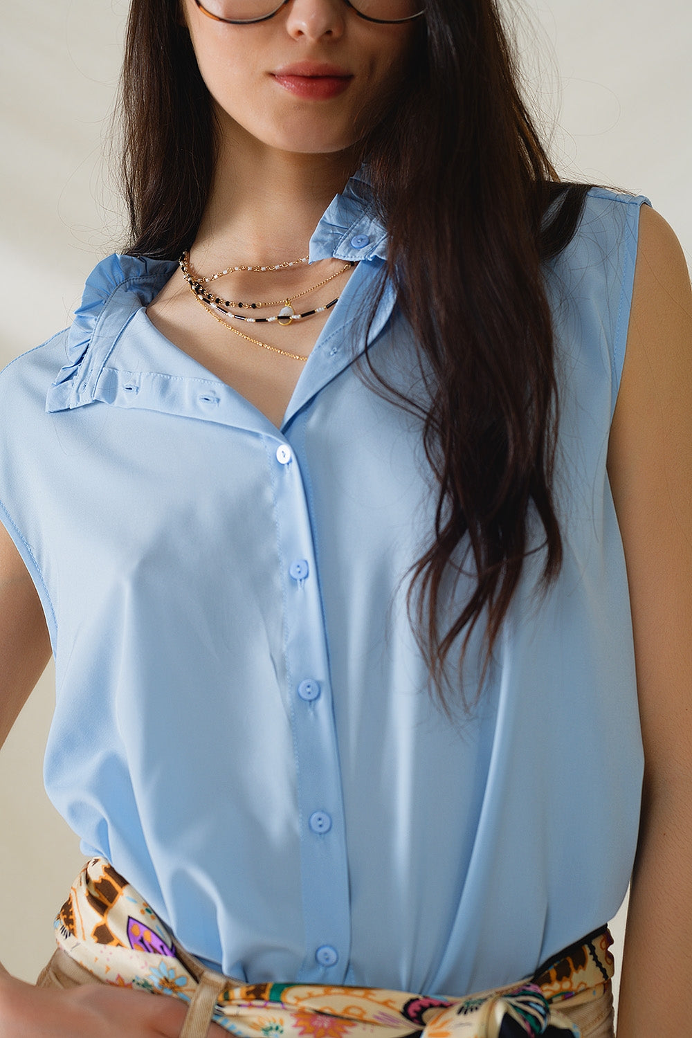 Blusa abotonada azul sin mangas con cuello mao Q2