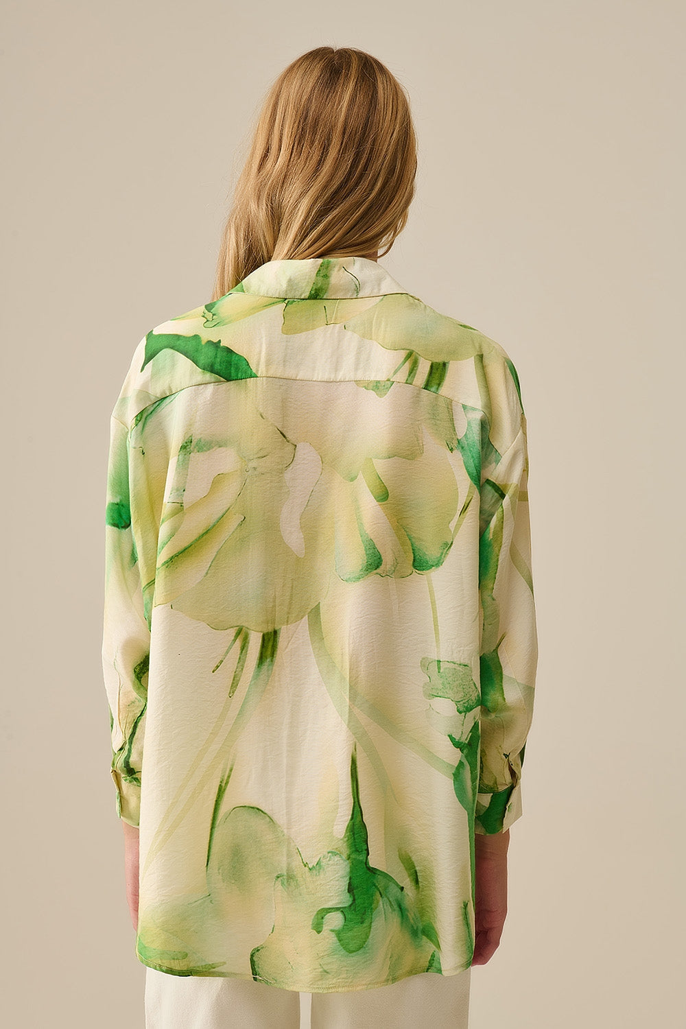 Blusa abotonada con estampado de acuarela en verde Q2