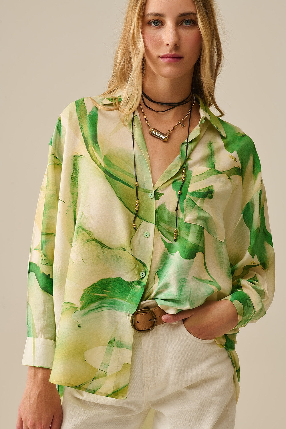 Blusa abotonada con estampado de acuarela en verde Q2