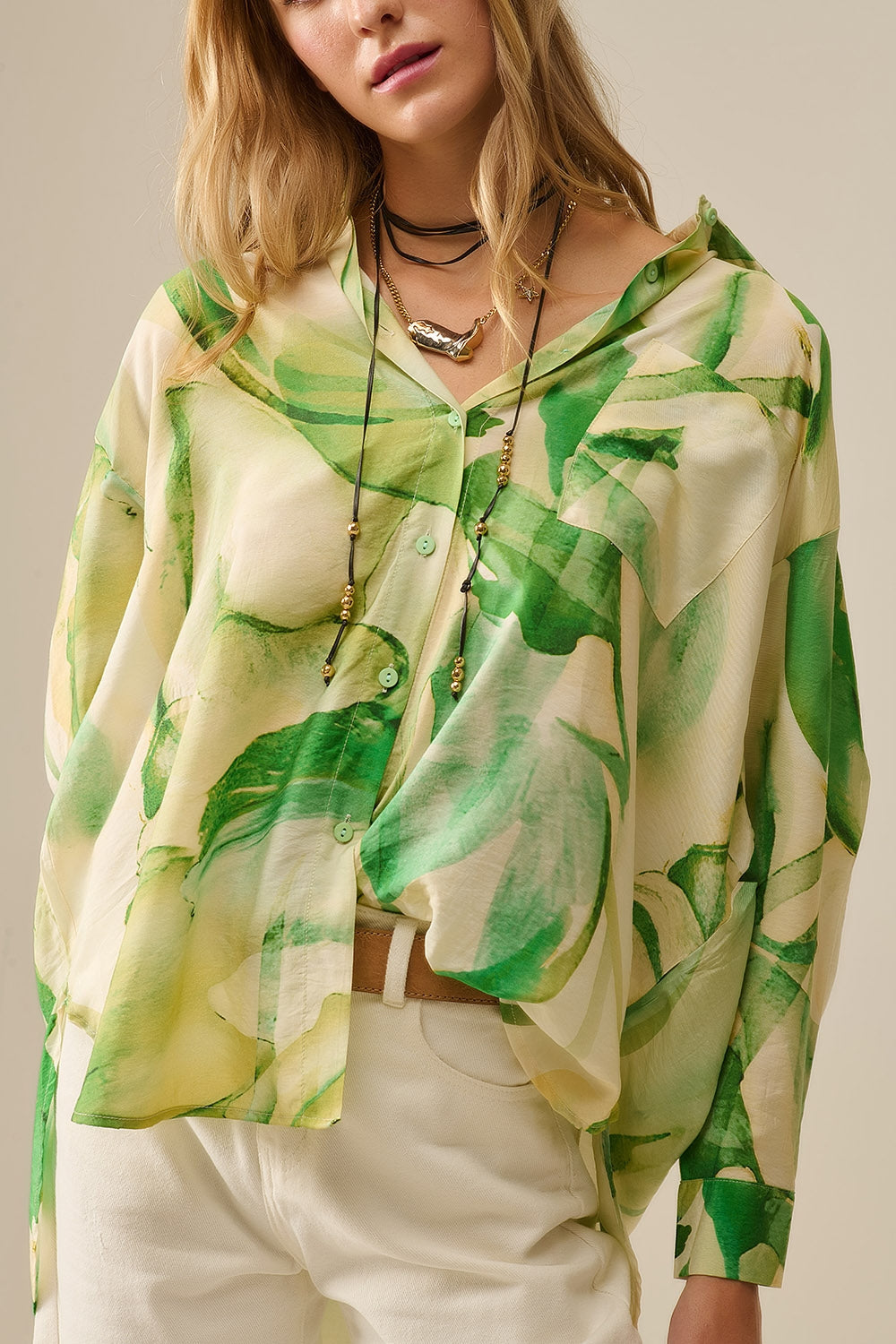 Blusa abotonada con estampado de acuarela en verde Q2