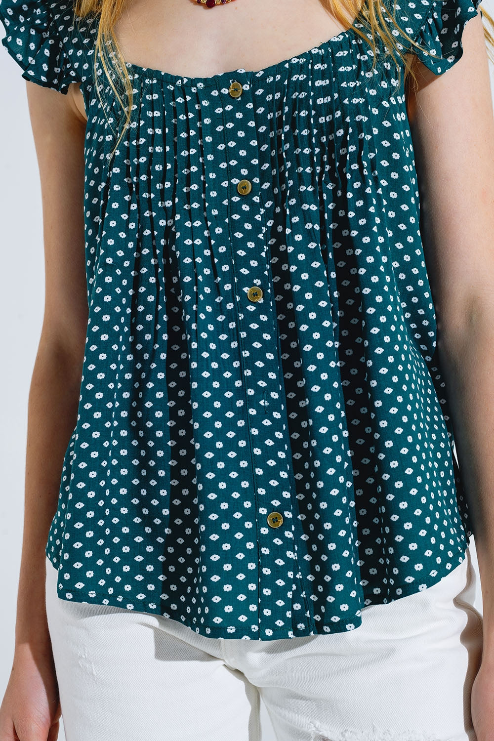 Blusa abotonada de manga corta con volantes y estampado de flores en verde Q2