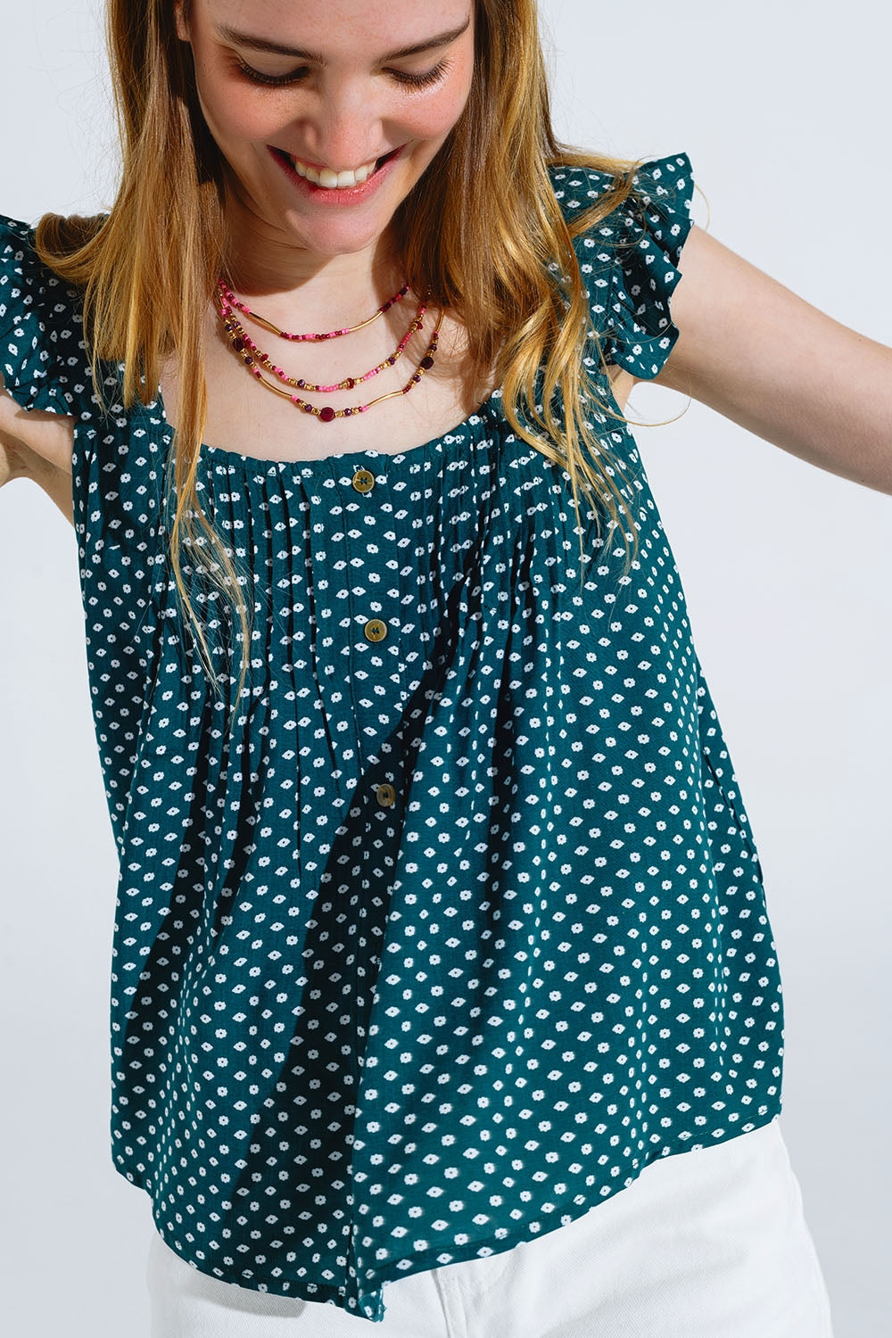 Blusa abotonada de manga corta con volantes y estampado de flores en verde Q2