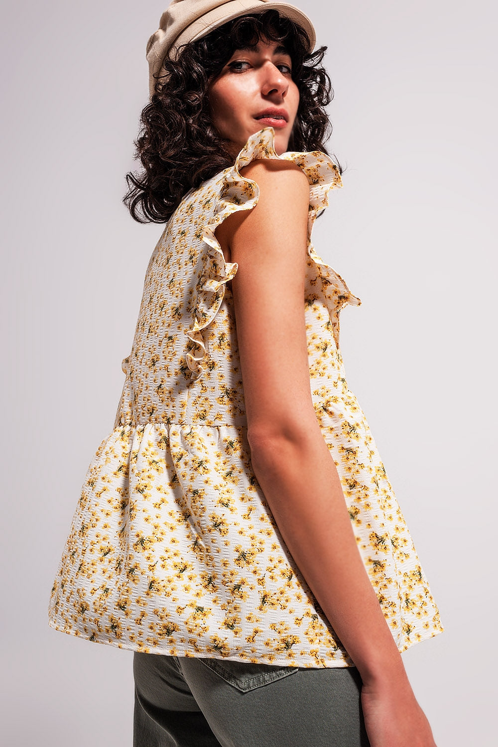 Blusa amarilla con bordado y detalle de volantes Q2