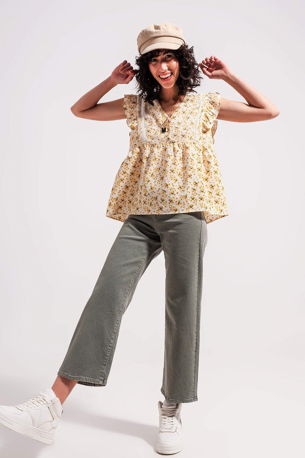 Blusa amarilla con bordado y detalle de volantes Q2