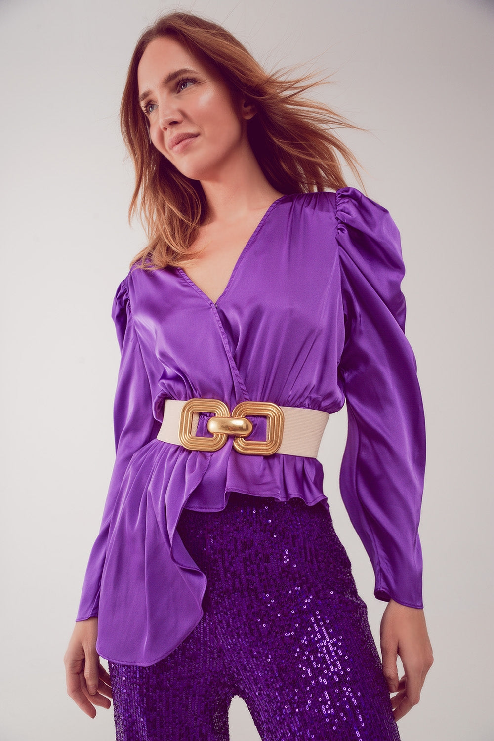 Blusa asimétrica con mangas abullonadas en morado Q2