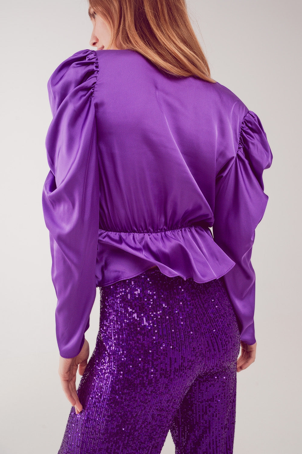 Blusa asimétrica con mangas abullonadas en morado Q2