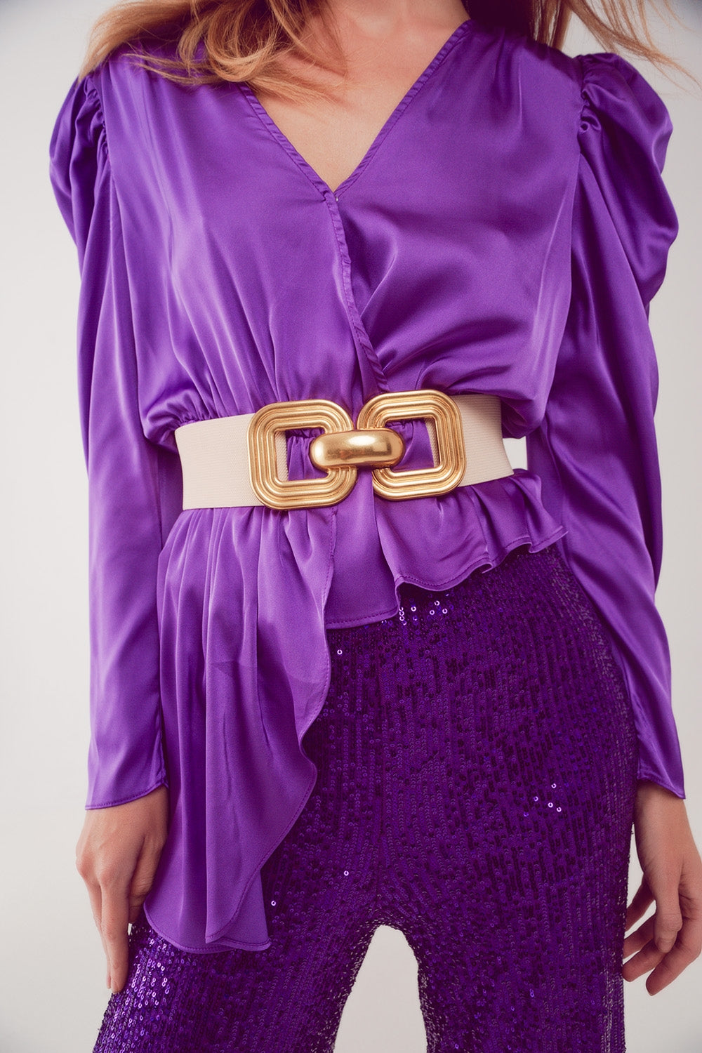 Blusa asimétrica con mangas abullonadas en morado Q2