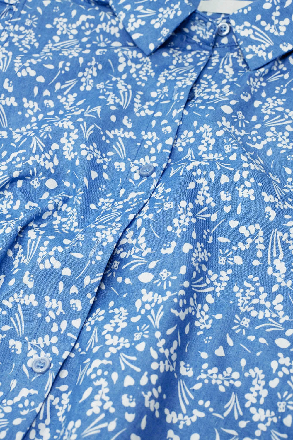 Blusa azul con diseño floral y mangas cortas Q2