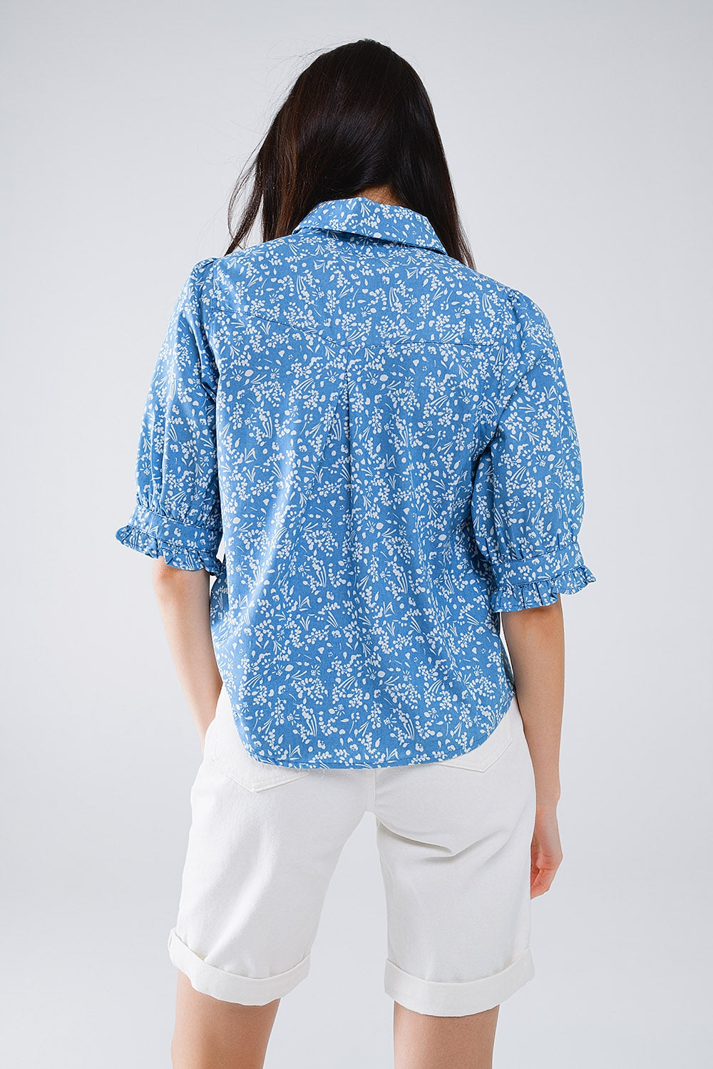 Blusa azul con diseño floral y mangas cortas Q2