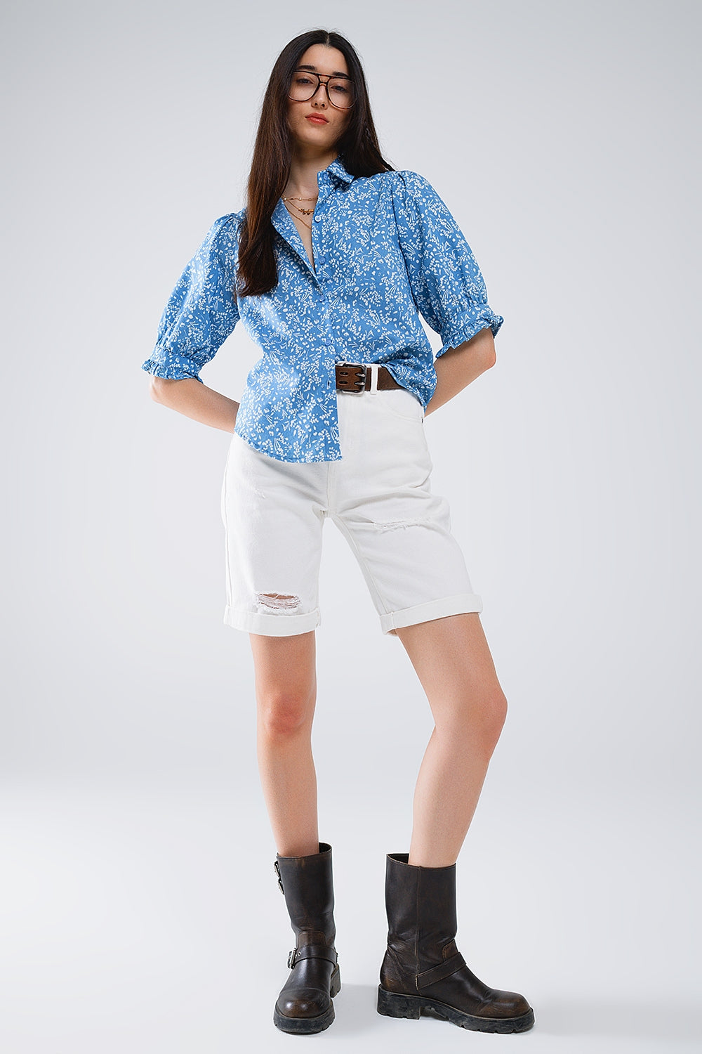 Blusa azul con diseño floral y mangas cortas Q2