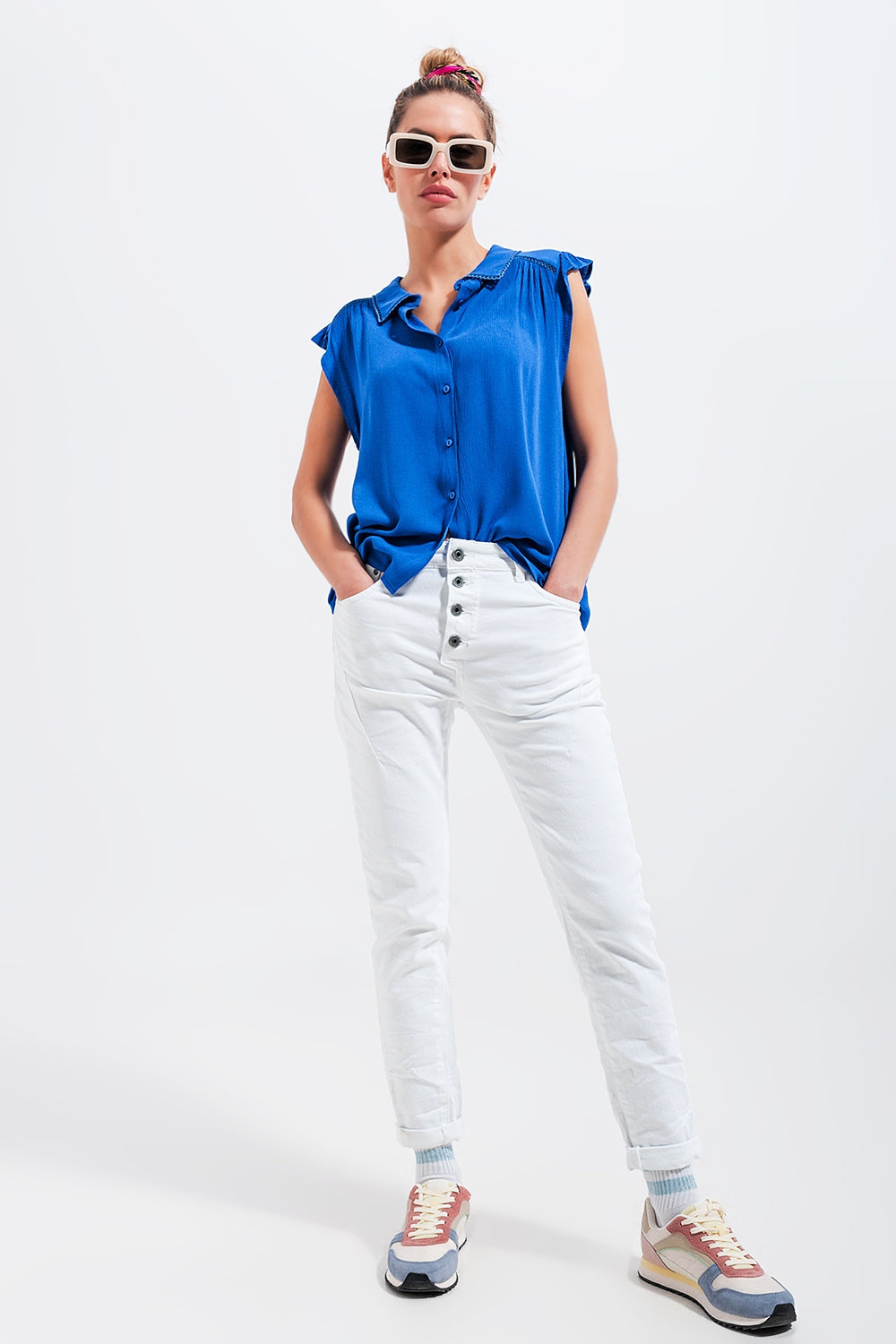 Blusa azul con mangas de volantes Q2