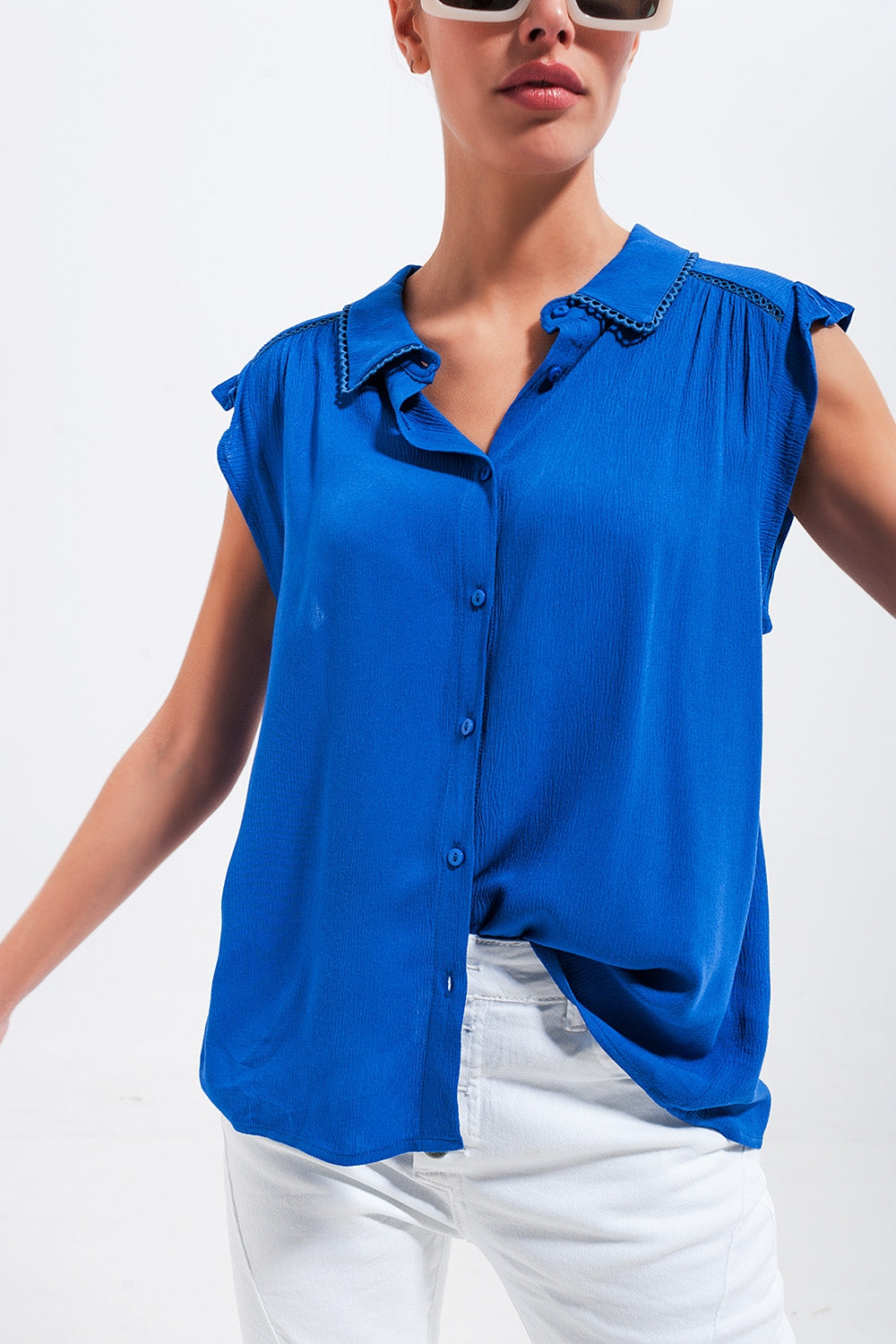 Blusa azul con mangas de volantes Q2