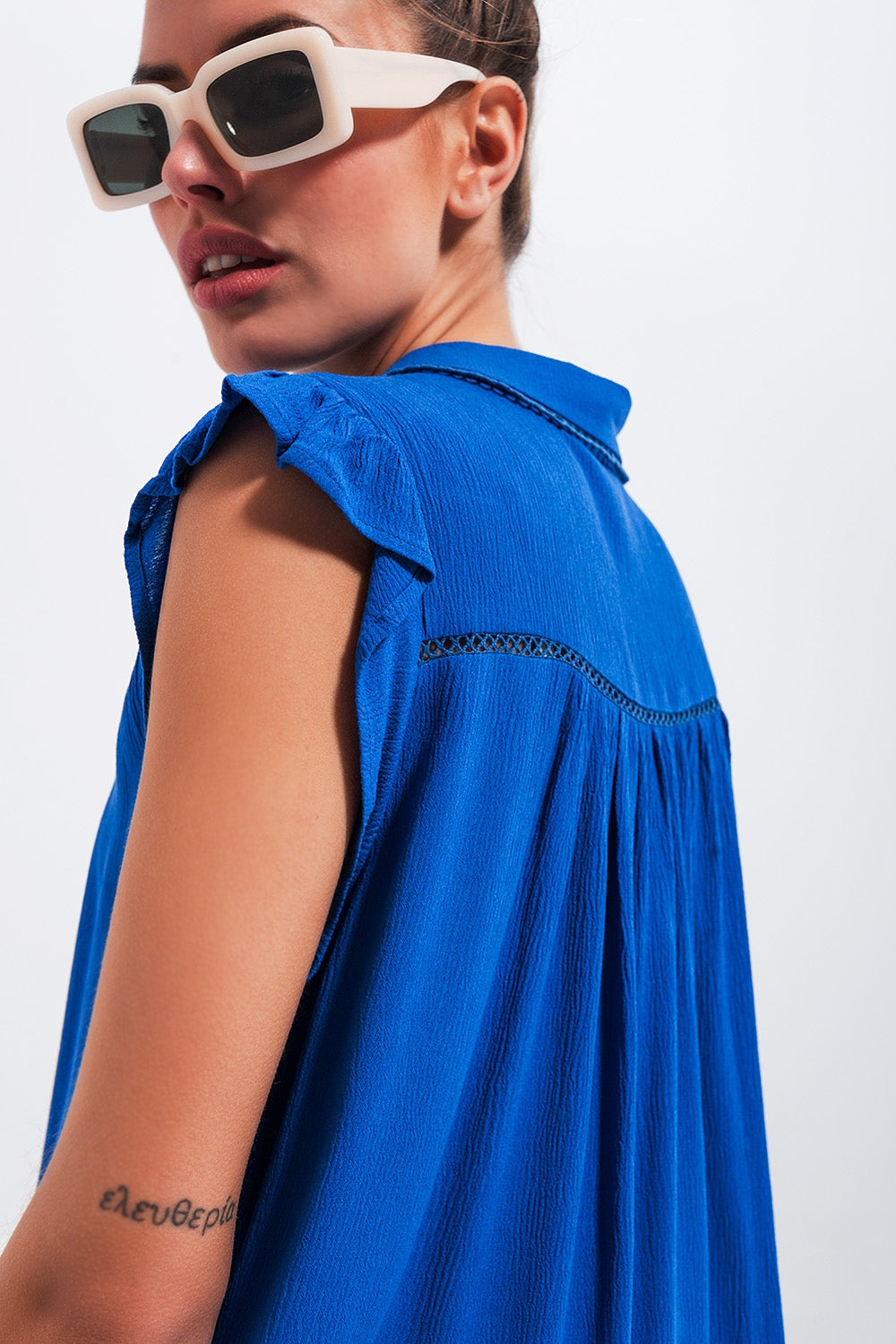 Blusa azul con mangas de volantes Q2