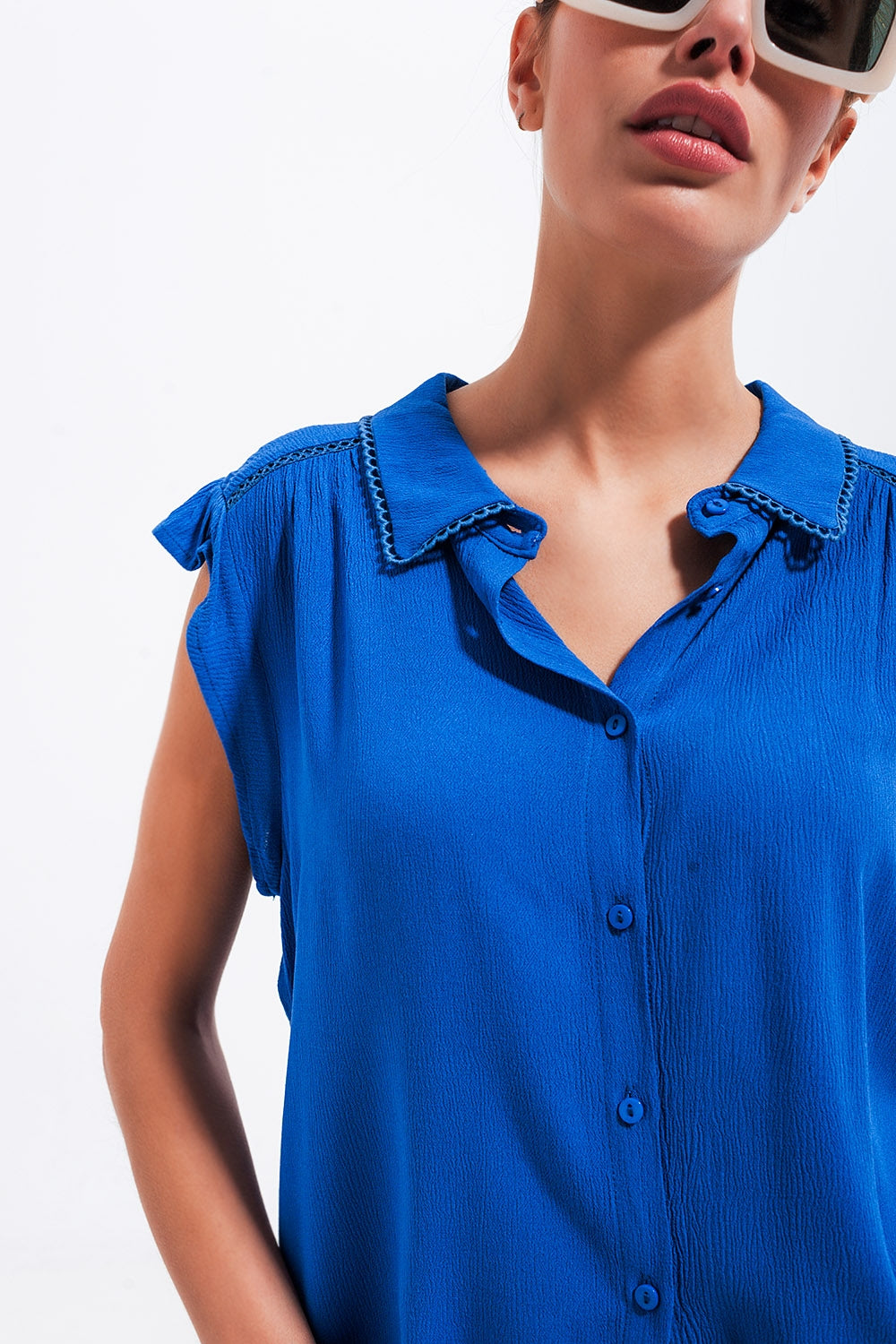 Blusa azul con mangas de volantes Q2