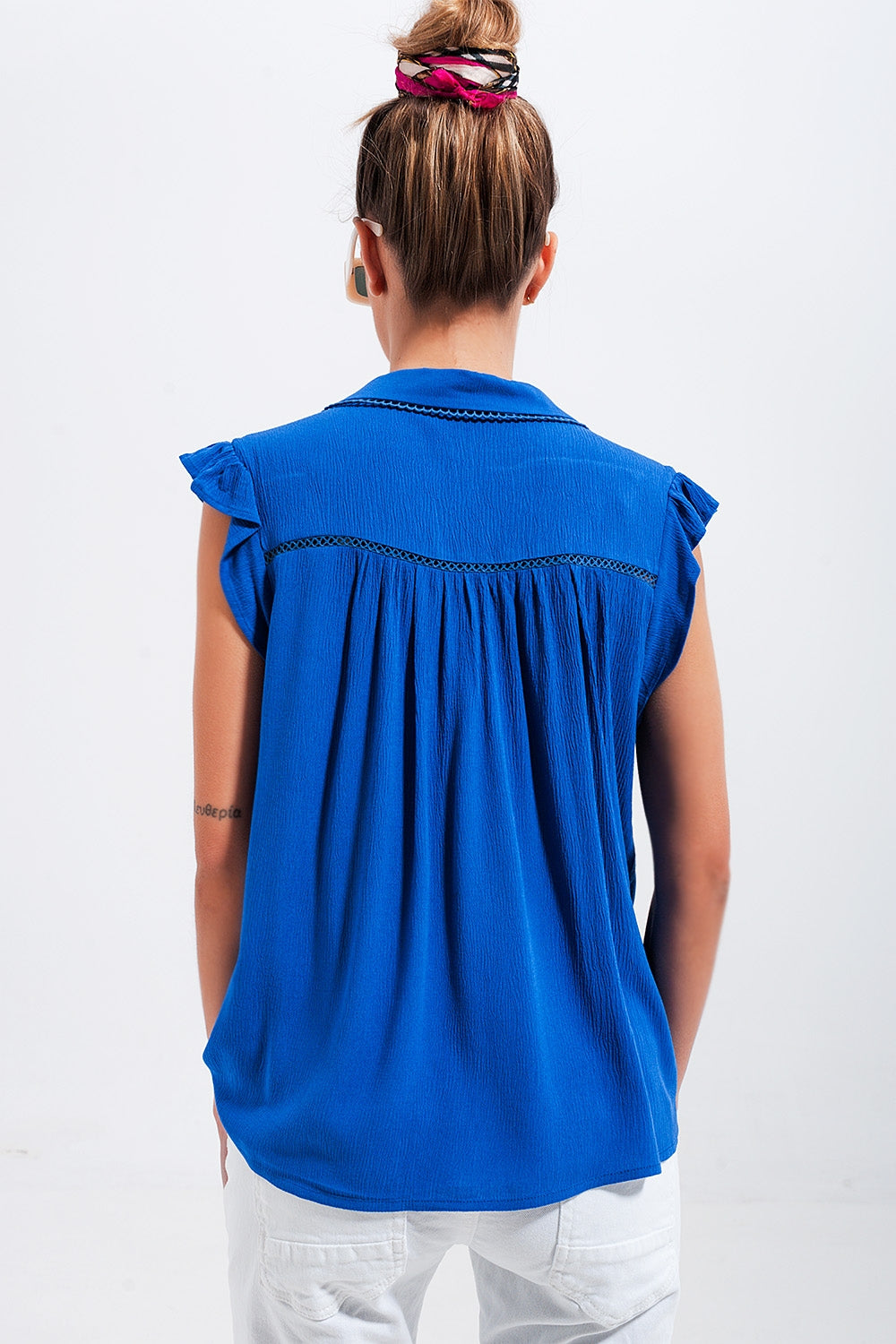 Blusa azul con mangas de volantes Q2