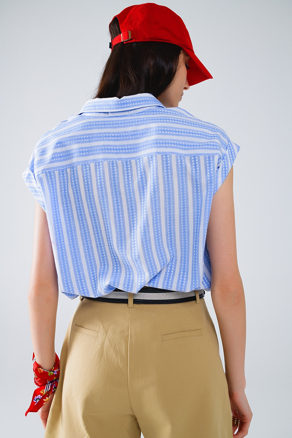 Blusa azul de rayas verticales y manga corta Q2