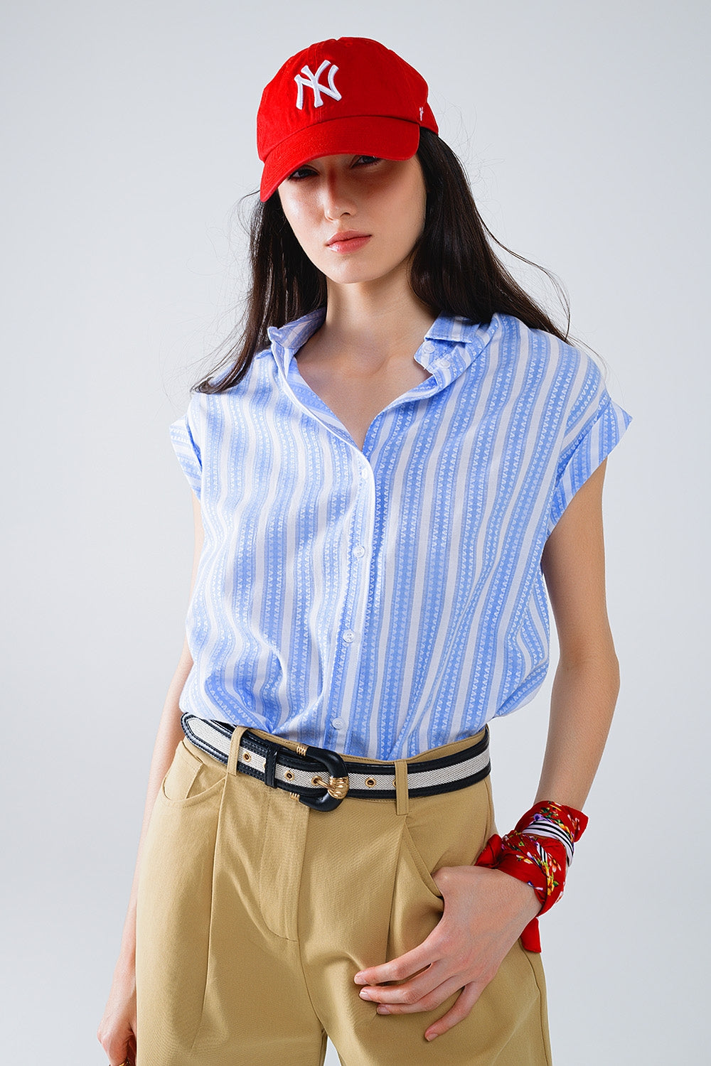 Blusa azul de rayas verticales y manga corta Q2