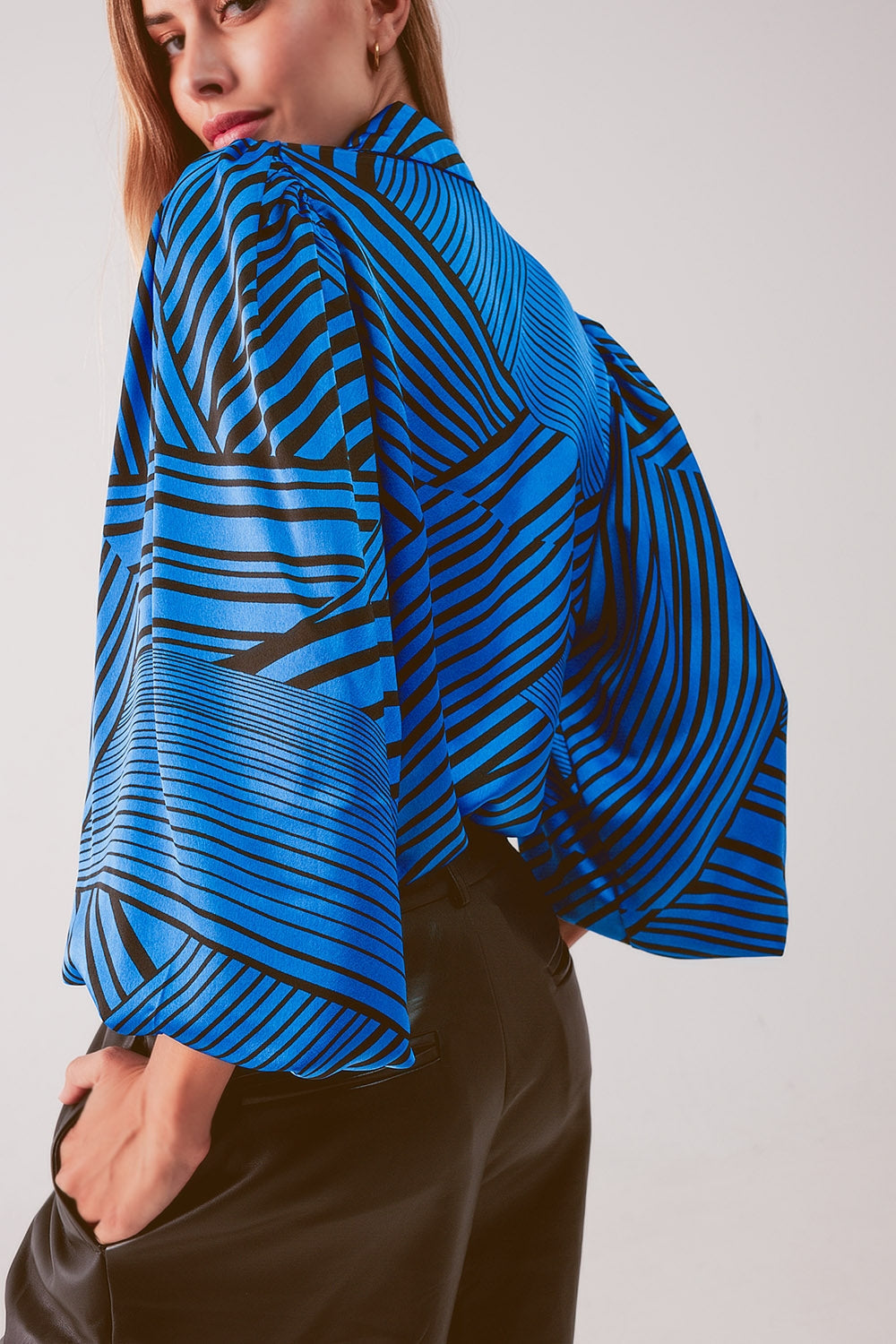 Blusa azul estampada con mangas abullonadas Q2