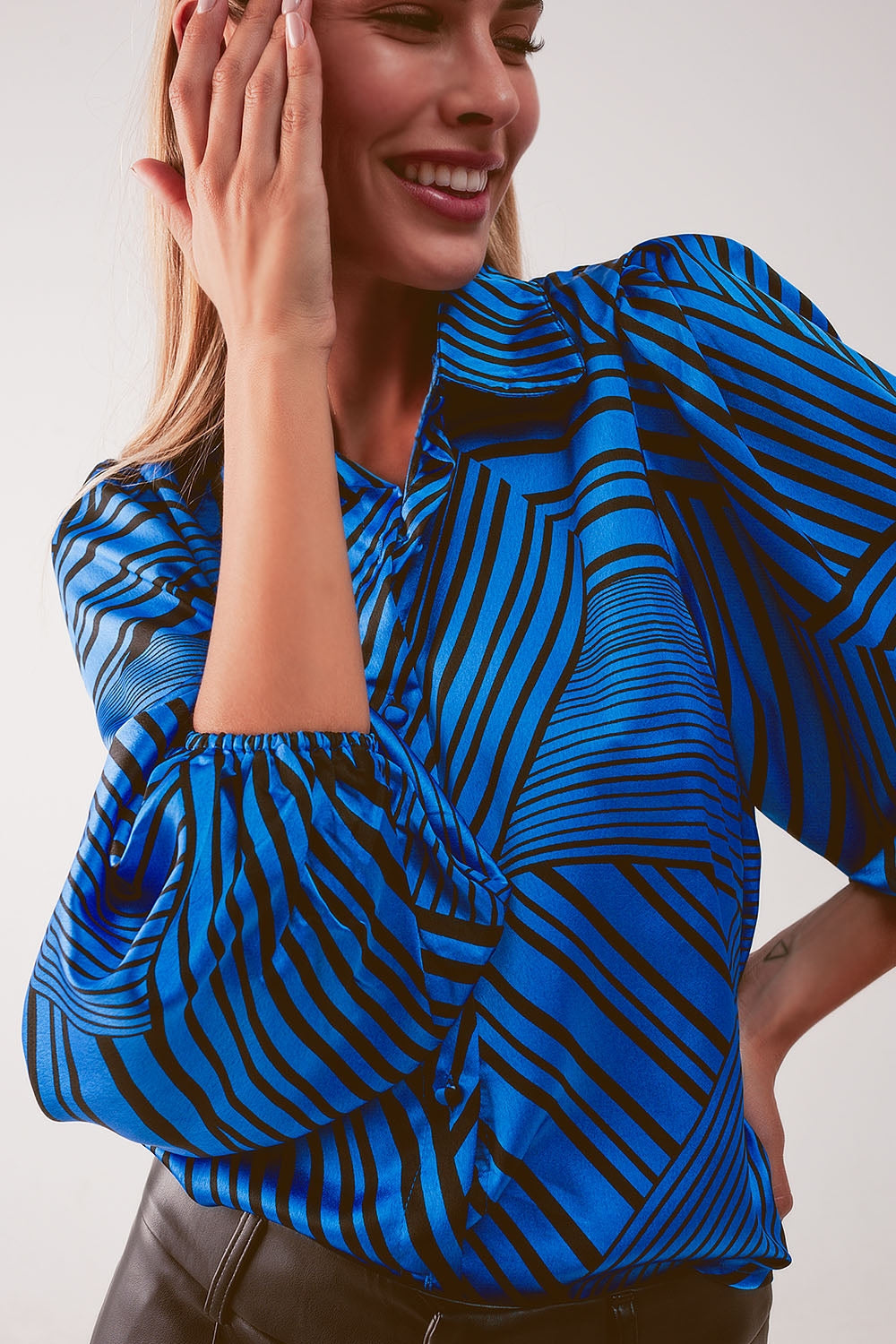 Blusa azul estampada con mangas abullonadas Q2