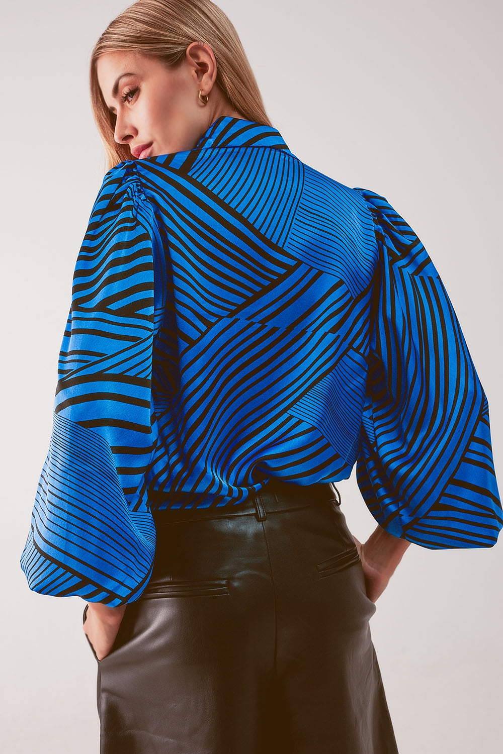 Blusa azul estampada con mangas abullonadas Q2