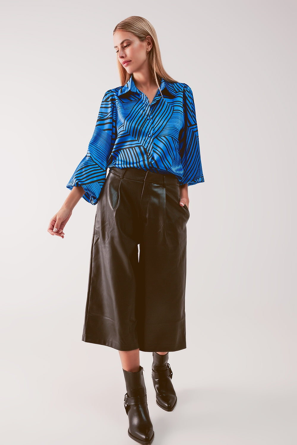 Blusa azul estampada con mangas abullonadas Q2